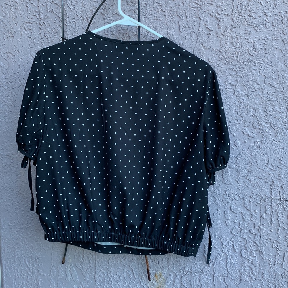 Cute Crop Top With Short Tie Sleeves. - Picture 2 of 7